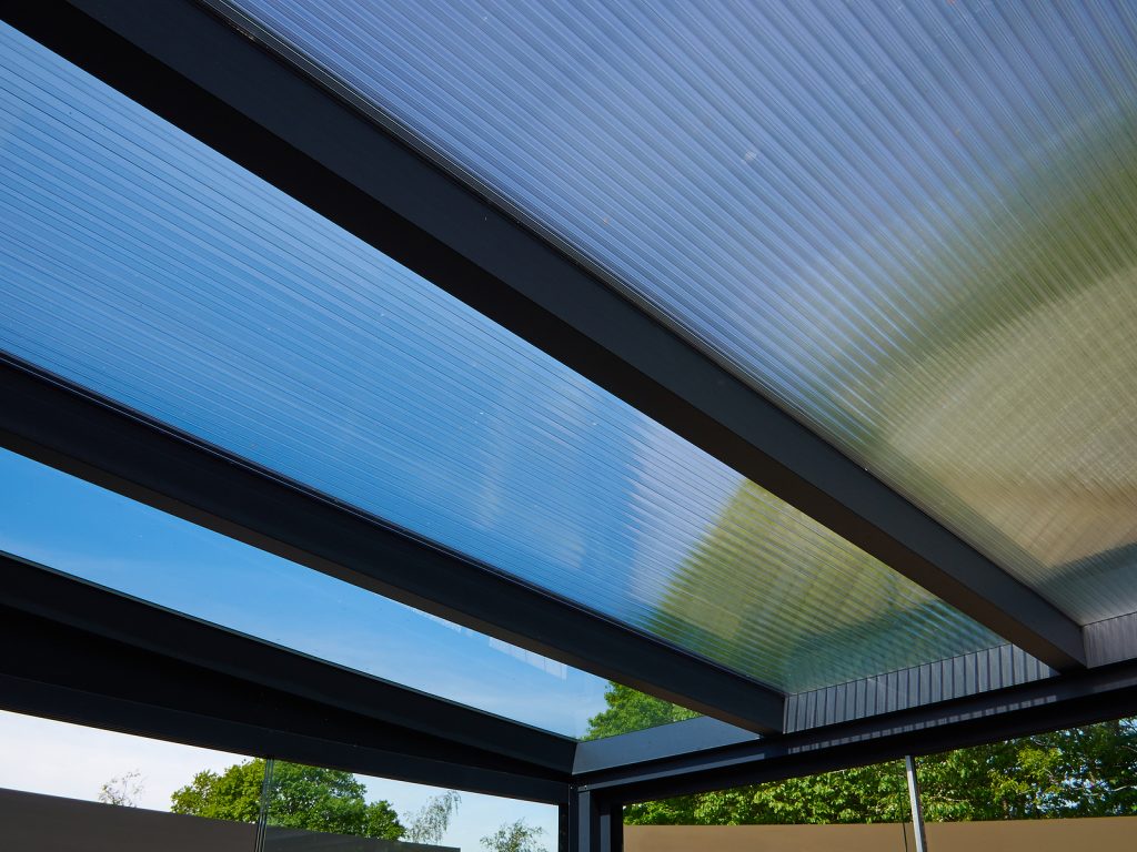 تفاوت دوام سقف شیشه ای و پارچه ای در چیست؟