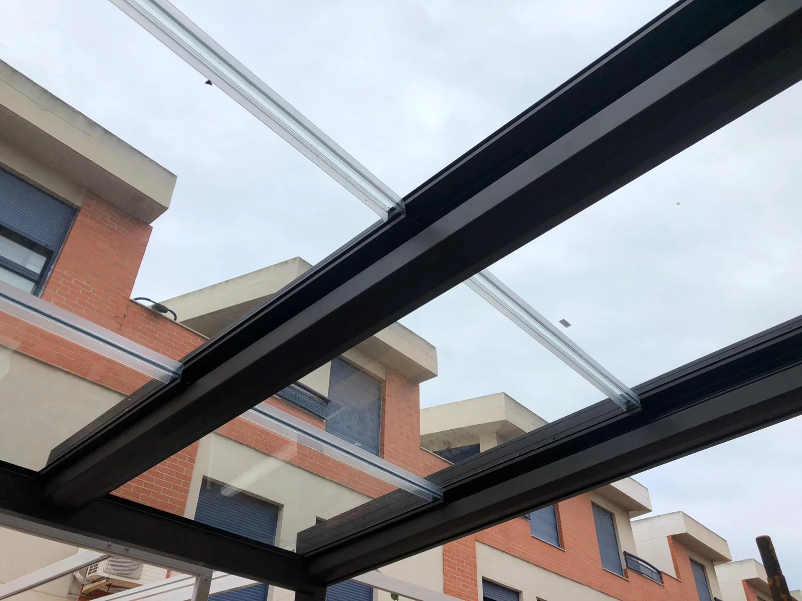 سقف متحرک شیشه ای